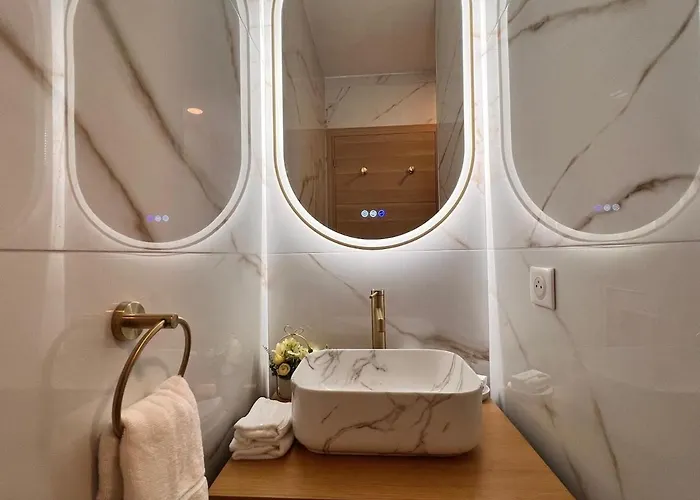 Luxury With Terrace And Side Sea View Apartmán