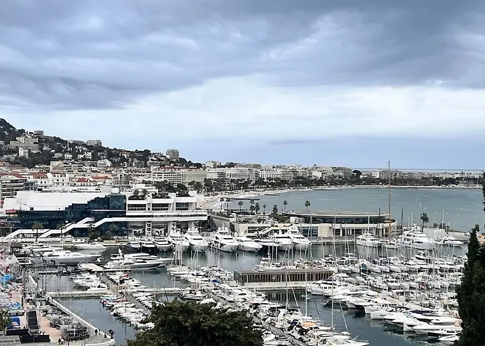 Luxury With Terrace And Side Sea View Apartmán